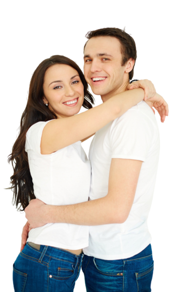 Pareja abrazada sonriendo